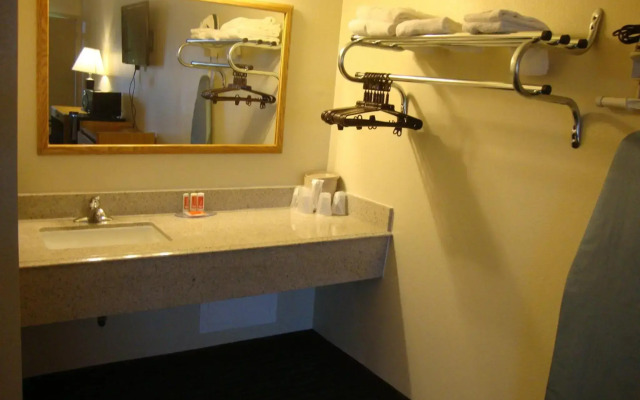 Econo Lodge Inn & Suites