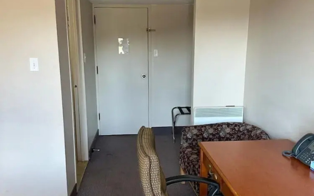 Bears Den Lounge and Motel