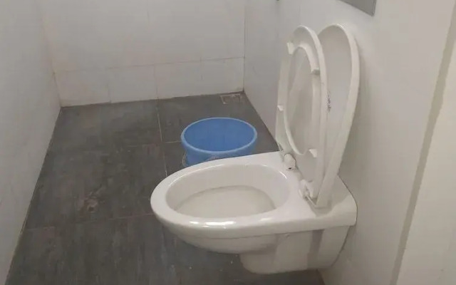 Iroomz Hotel Adhikar