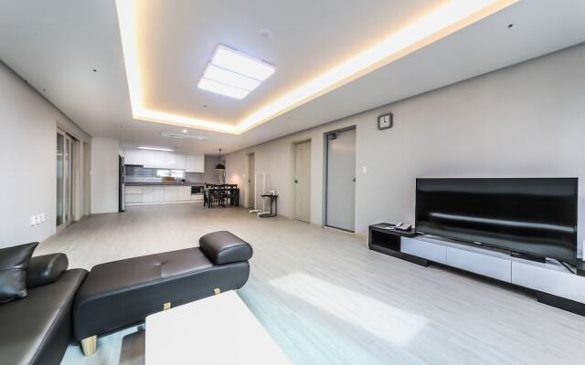 Brown-Dot Hotel Beomcheon