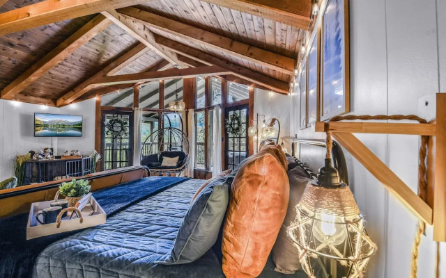 Cliff Haven 1 Bedroom Cabin by RedAwning