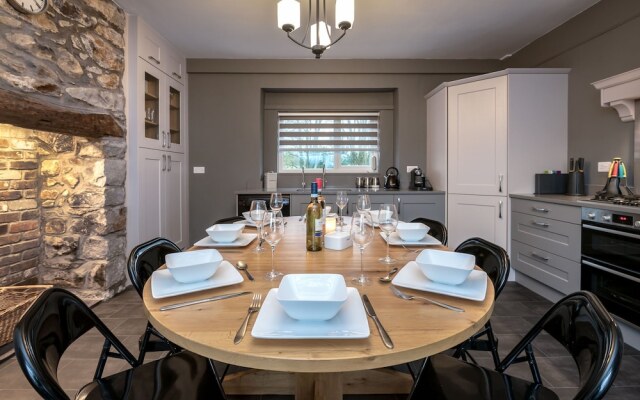 Beautiful Mansion in Botwnnog With a Private Garden