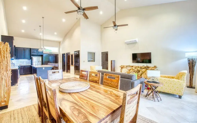 The Island Hub at Red Frog Beach Resort