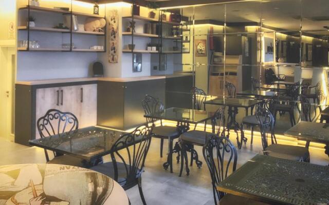 L'opera Deluxe Hotel