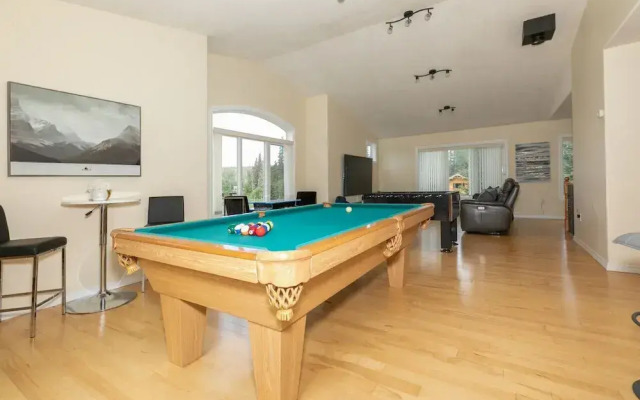 LUXURIOUS 5-Br Acreage | Year-Round Heated Pool & HotTub | Mtn View | Pool Table