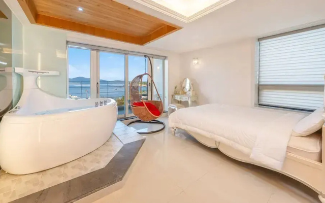 Geoje Ahat Spa Pension