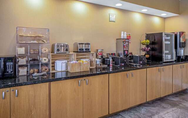 La Quinta Inn & Suites by Wyndham Naples Downtown