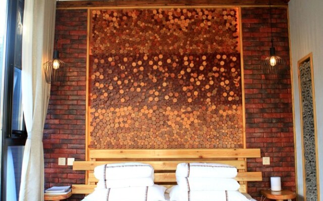 Carpenter's Rustic Courtyard-Great Wall