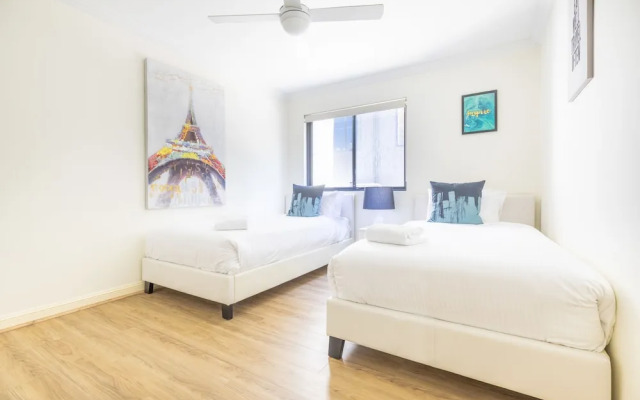 Perfectly Located Apt Rooftop Pool & Spa