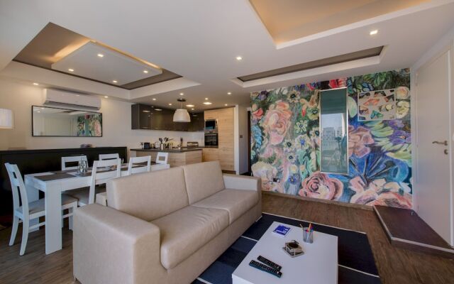 Stylish Seaview Apartment In a Prime Location