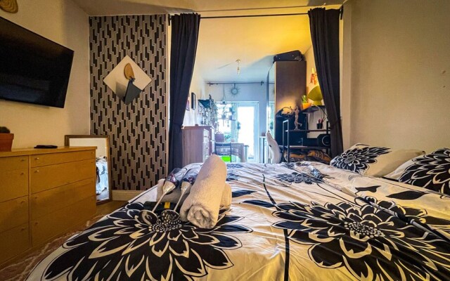 Large 1-bed Studio in London Well Equipped