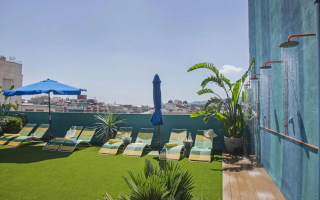 Chic & Basic Velvet Hotel