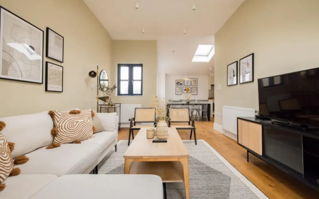 The Tooting Hideout - Dazzling 3bdr Flat With Balcony