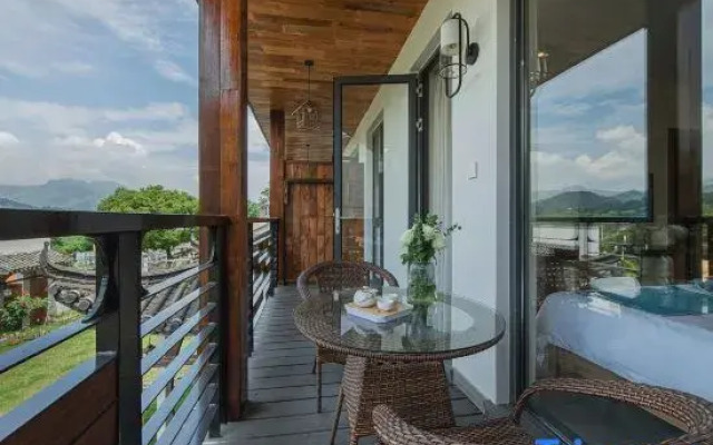 Anji Double Fish Hall Hot Spring Resort B&B (Longwangshan Canyon Drift Shop)