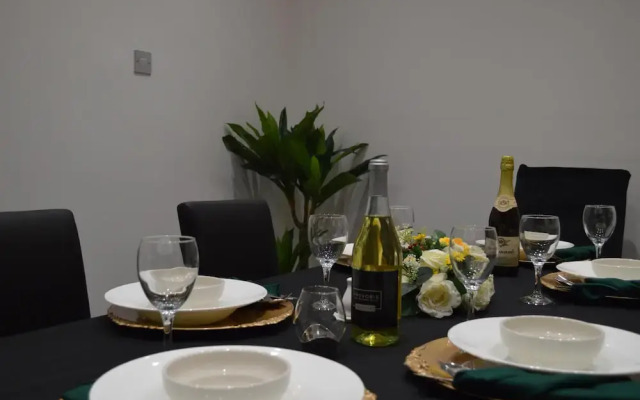 Harrow/sleeps10/privategarden/3br/freeparking/wifi