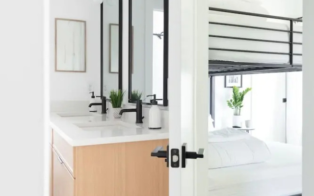 Modern DT Luxury - Rooftop City Views