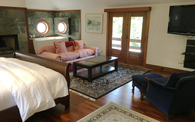 East Hampton Art House Bed & Breakfast