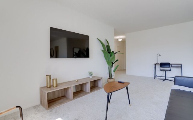 Sensational & Modern apt in Crystal City