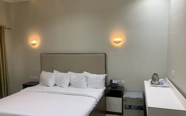 Greywood Hotel and Apartments