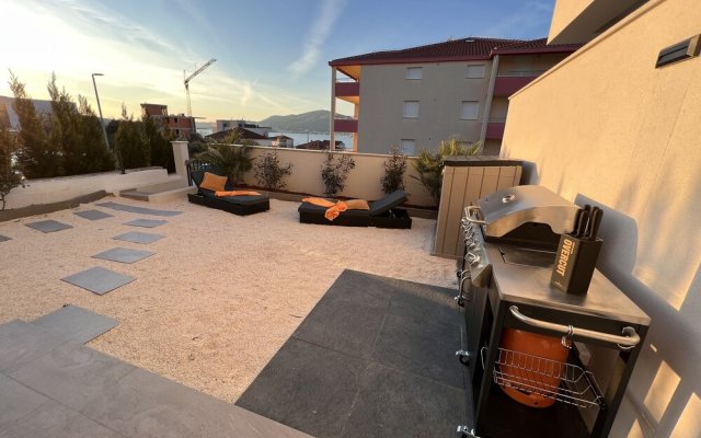 "sunshine Deluxe 80m2 Apartment With Pool, 50 m2 Garden Lounge and Outdoor Space"