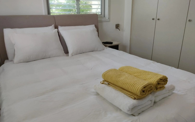 2BDR Holiday Home by Mezizim Beach and TLV Port!