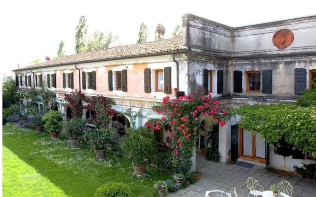 Corte di Villa Colloredo