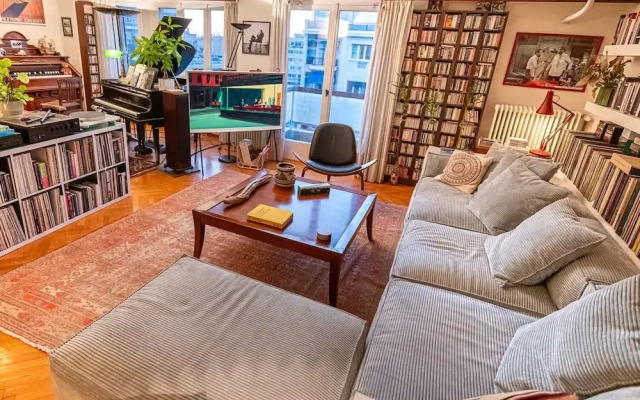 Chic 2BR Bright Penthouse With Open Wood Staircase