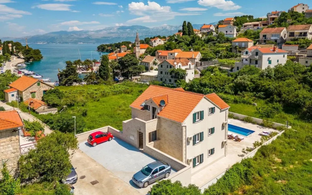 Janie in Splitska With 4 Bedrooms and 2 Bathrooms