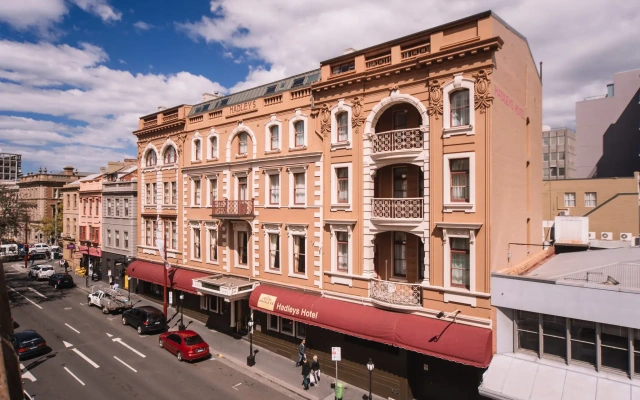 Hadley's Orient Hotel