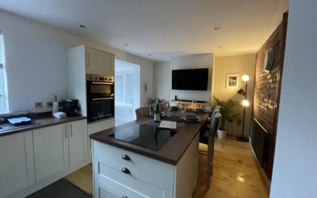 New Modern & Spacious Snowdonia Home - Sleeps 7