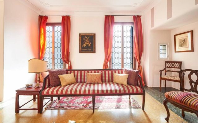 Ca' Fenice, charming apartment in San Marco, sleep 7