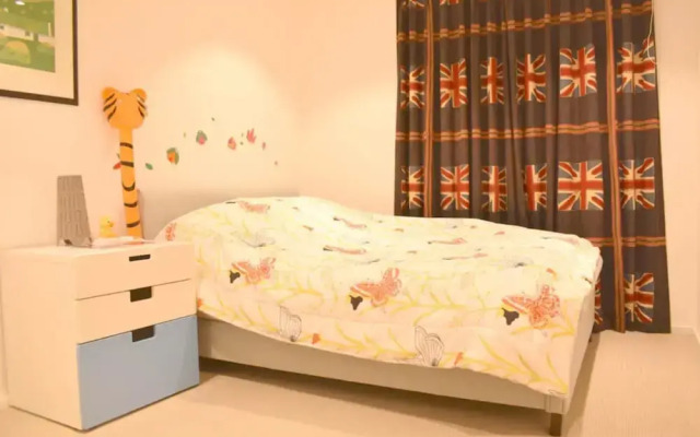 Modern 3 Bedroom Top Floor Apartment