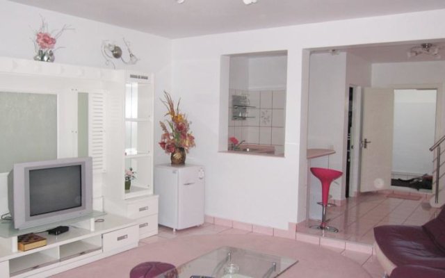 Roxy's Garden Apartments