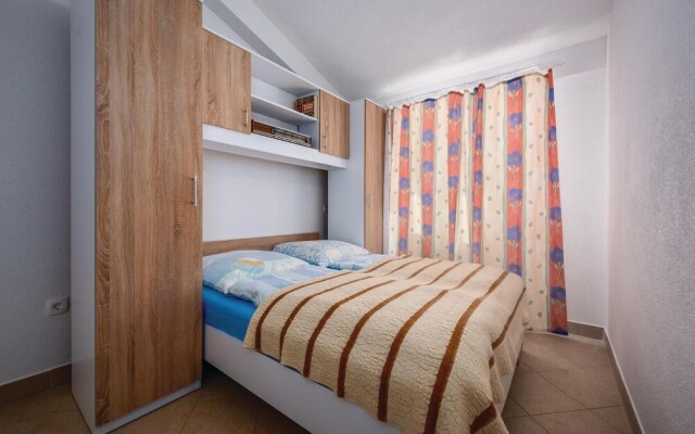 Beautiful Home in Sv.lovrec With Wifi, Outdoor Swimming Pool and 2 Bedrooms - Hotel in Porec - Photo 4