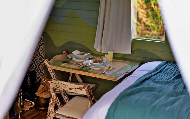 Tranquil Shepherds Hut With Stunning Views, No Deposit