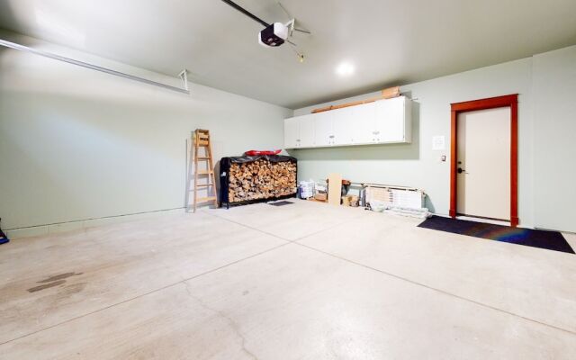 Timbers 6 Updated and Pet-Friendly, Private Jacuzzi, Private Garage by RedAwning