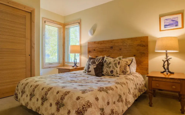 Private Home With A Beautiful Mountain Vista - Woods24 by RedAwning