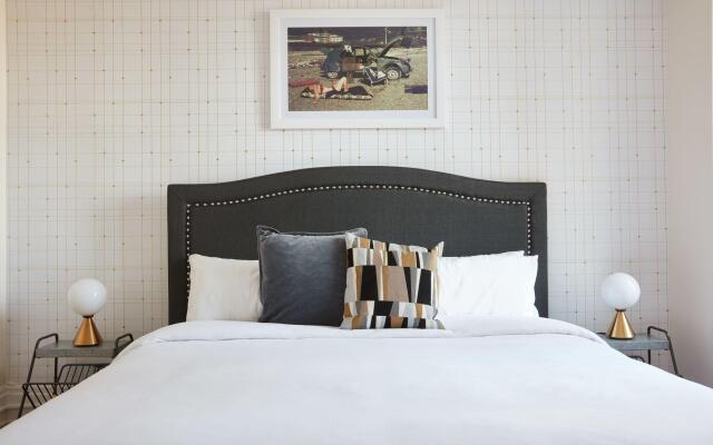 Stylish 1BR + Train | Theatre District | Evonify