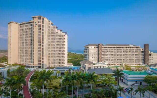 Aloha Oceanfront Suite Resort