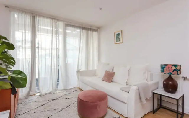 Fantastic 1 Bedroom Apartment in East London With Balcony