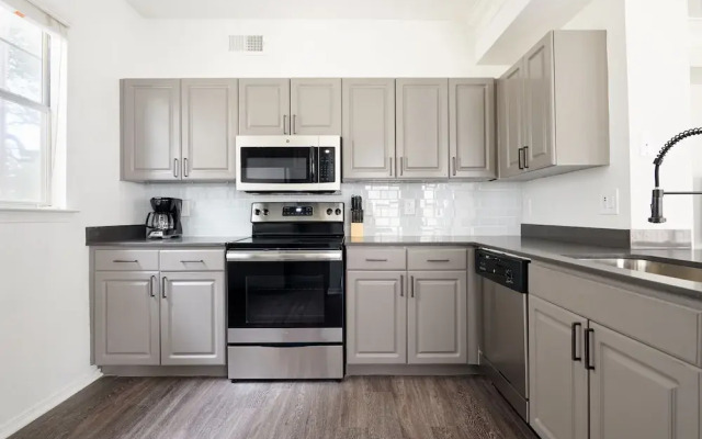Artsy South Congress Suites by Sonder