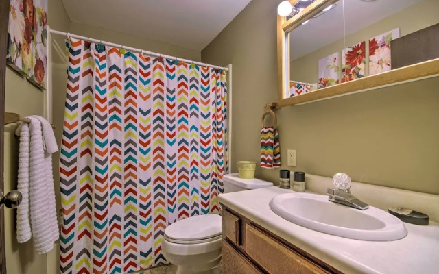 Cozy Hallsville Apartment w/ Shared Hot Tub!