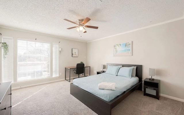 Beat the Heat in Katy w Pool