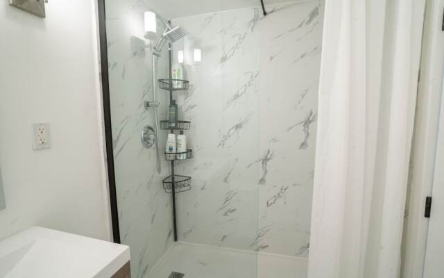 SUPERB 1 Bed Apt. Steps Away From Metro