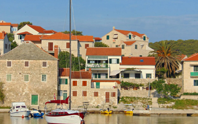 Apartment Vin - excellent location and close to the sea A Postira, Island Brac