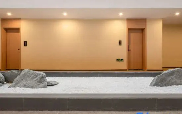 Yicheng Hotel (Lijiang Ancient City Airport Bus Station)