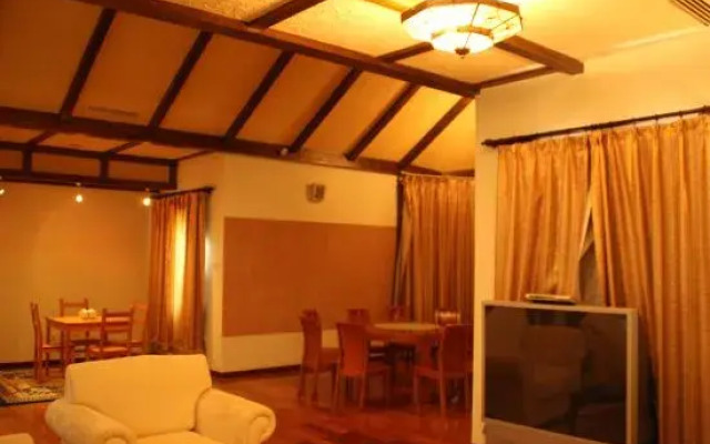 Seven Star Lake Desert Hotel