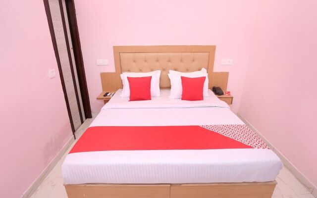 OYO 13119 Hotel Skydeep