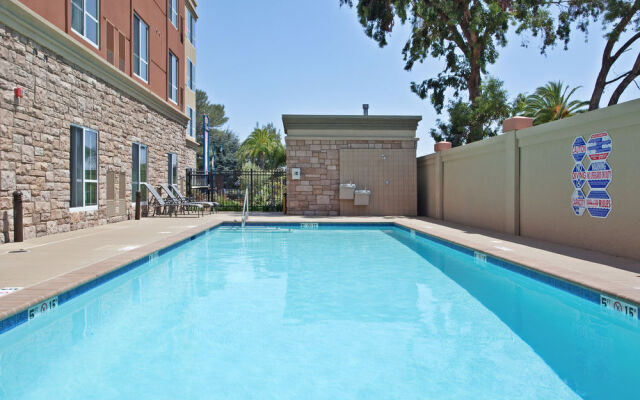 Holiday Inn & Suites OAKLAND - AIRPORT by IHG