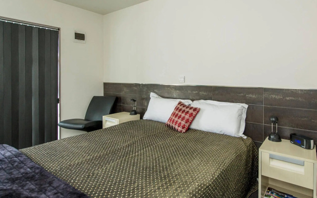 151 on London Motel